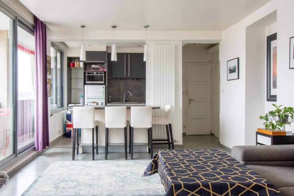 Kuchyňa alebo kuchynka v ubytovaní Le Suffren-Eiffel Appartement