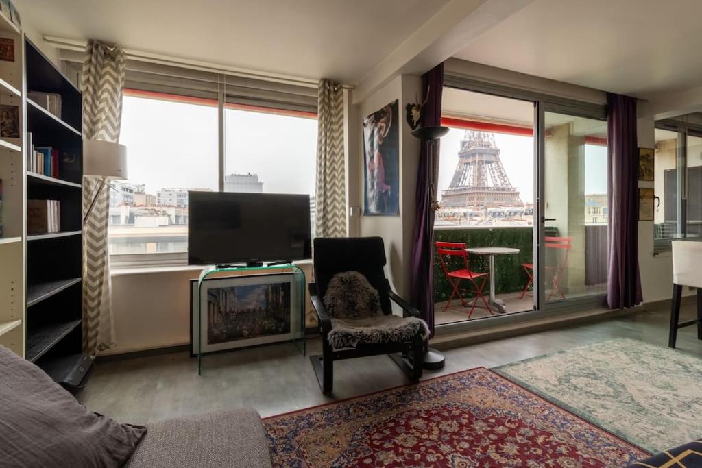 Televízia a/alebo spoločenská miestnosť v ubytovaní Le Suffren-Eiffel Appartement