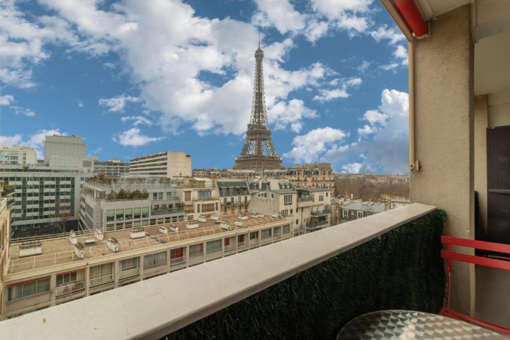 Balkón alebo terasa v ubytovaní Le Suffren-Eiffel Appartement