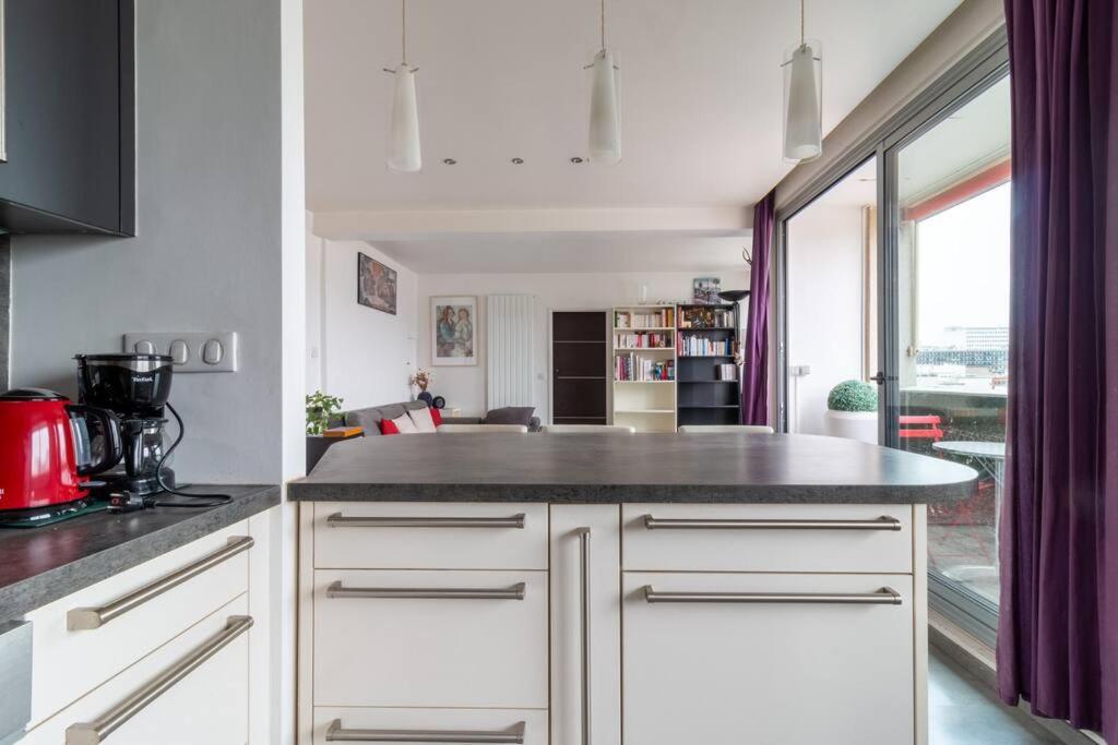 Kuchyňa alebo kuchynka v ubytovaní Le Suffren-Eiffel Appartement