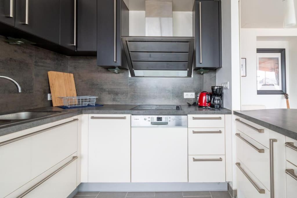 Kuchyňa alebo kuchynka v ubytovaní Le Suffren-Eiffel Appartement