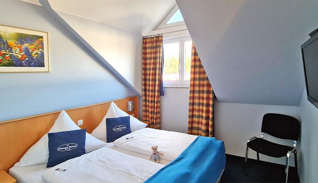 Postel nebo postele na pokoji v ubytování Donau-Hotel