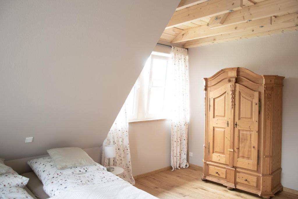 1 dormitorio con 1 cama y armario de madera en Holzmichel, 