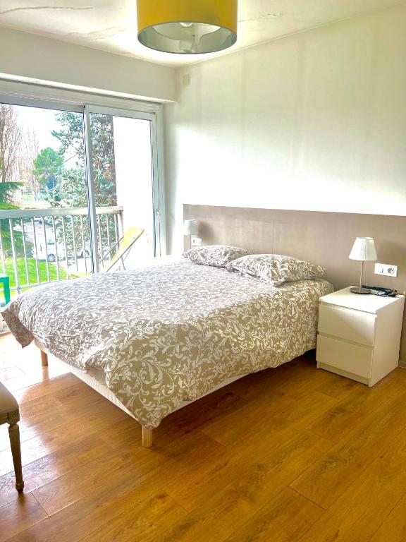 Cama ou camas em um quarto em Votre appartement pr&egrave;s du centre de Bordeaux