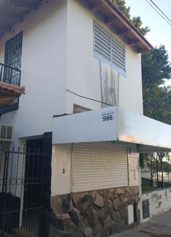 uma casa com um sinal ao lado dela em Monoambiente para 2 personas en Neuquen em Neuquén