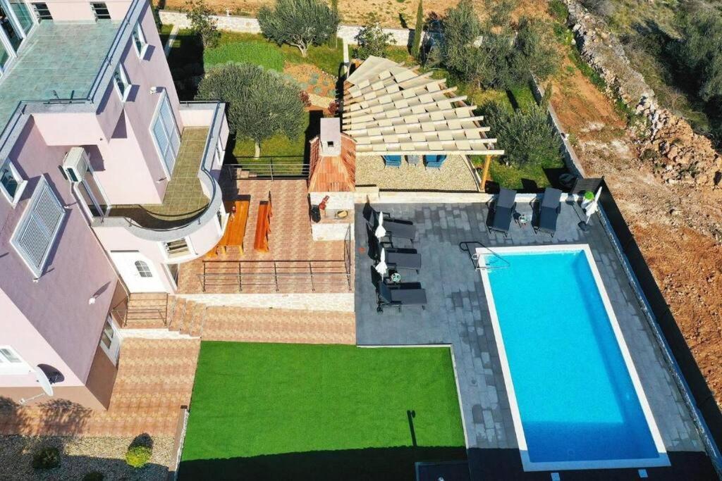 Bazén v ubytování Modern House Giulia nebo v jeho okolí