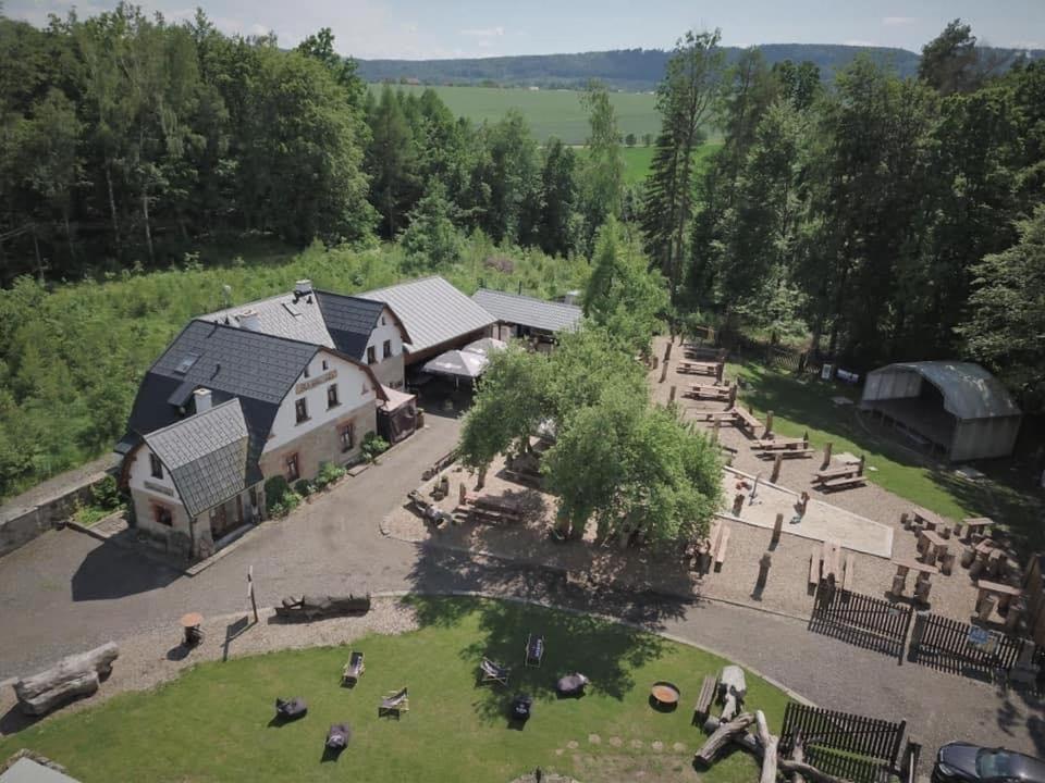 Bílá TřemešnáにあるPenzion Štěrbova vilaの野原の家畜群納屋の空見