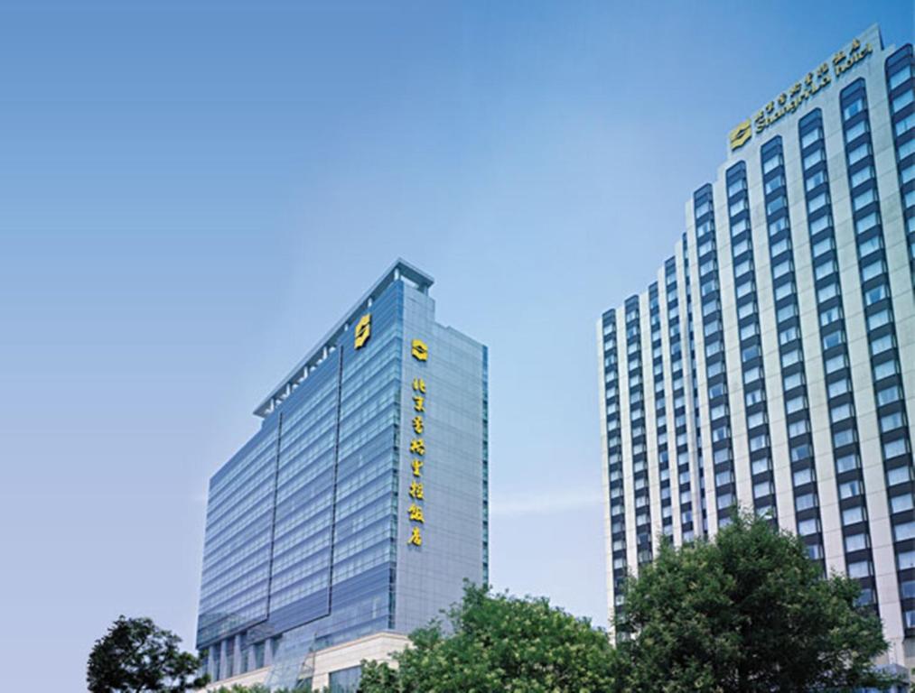 北京市にあるシャングリラ ホテル 北京の木々が目の前に建つ高層ビル2棟