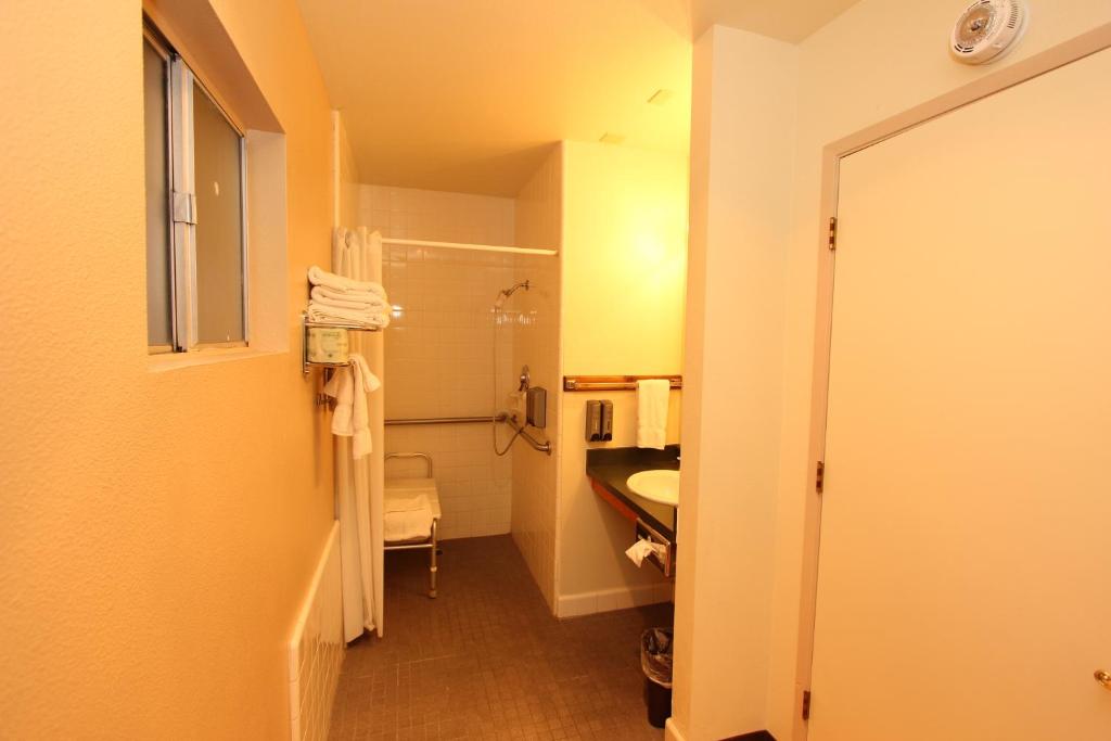 Oakhurst Lodge - King Room - Disability Access