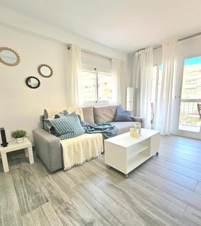a living room with a couch and a table at Mavi Torre del Mar in Torre del Mar