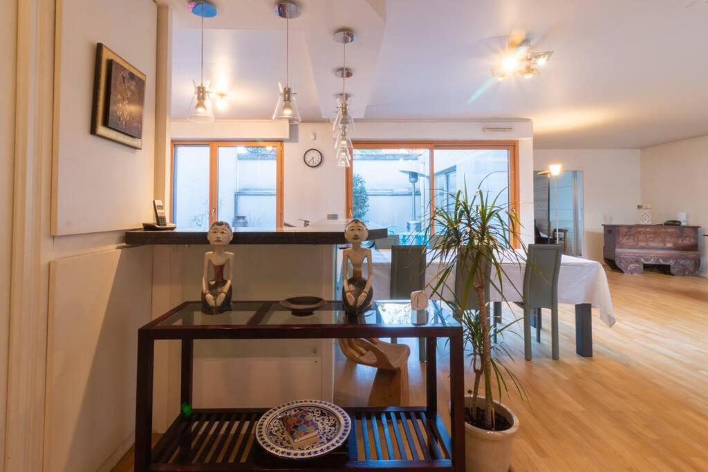 sala de estar con mesa y comedor en Splendid Modern House near Roland Garros, en Boulogne-Billancourt