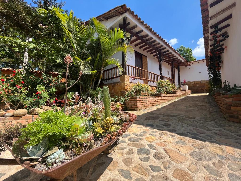 un jardín frente a una casa con plantas en EcoHotel Barichara, en Barichara