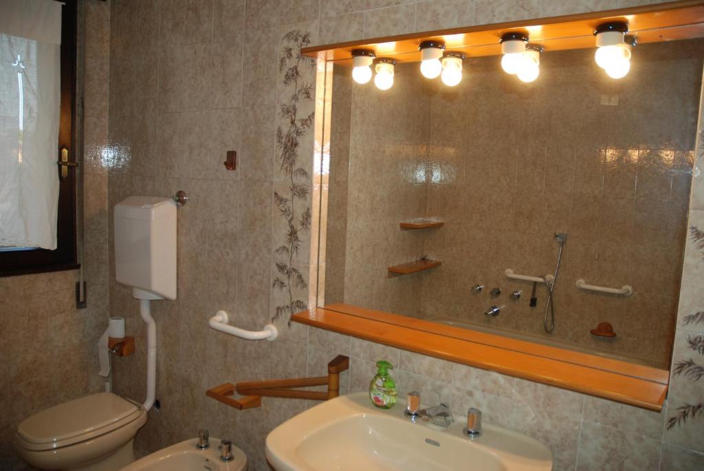A bathroom at Appartamento Vera
