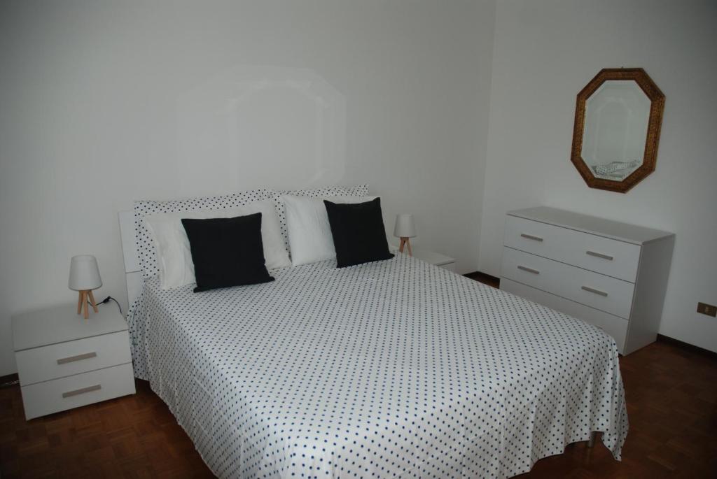 A bed or beds in a room at Appartamento Vera
