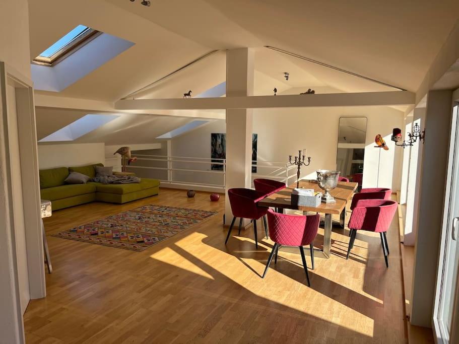 Posezení v ubytování Sonnige Loft mit Terrasse, Ladestation für Elektrofahrzeuge