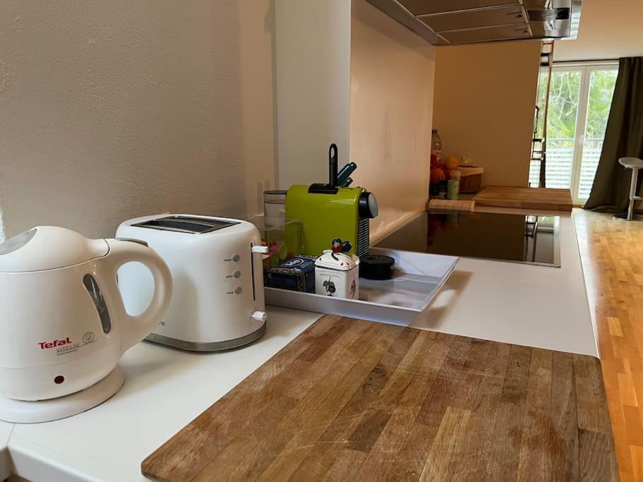 Příslušenství pro přípravu čaje a kávy v ubytování Sonnige Loft mit Terrasse, Ladestation für Elektrofahrzeuge