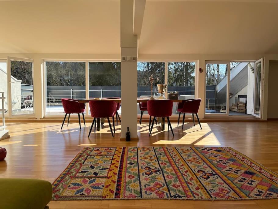 Posezení v ubytování Sonnige Loft mit Terrasse, Ladestation für Elektrofahrzeuge