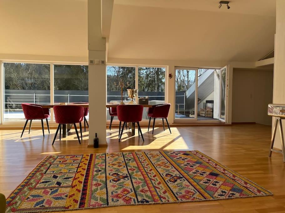 Fotografie z fotogalerie ubytování Sonnige Loft mit Terrasse, Ladestation für Elektrofahrzeuge v destinaci Schindellegi