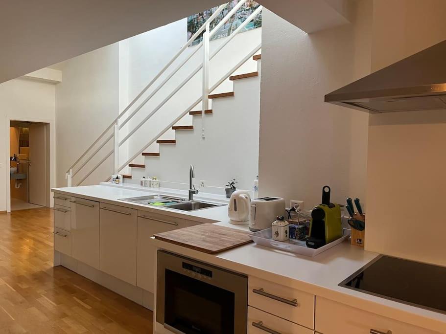 Kuchyň nebo kuchyňský kout v ubytování Sonnige Loft mit Terrasse, Ladestation für Elektrofahrzeuge