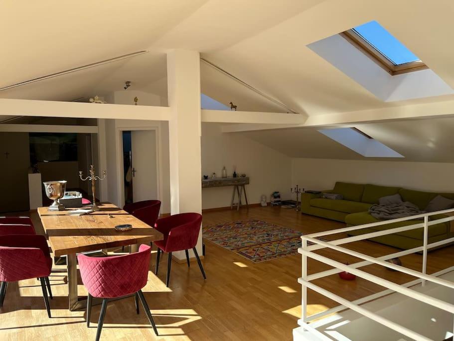 Posezení v ubytování Sonnige Loft mit Terrasse, Ladestation für Elektrofahrzeuge