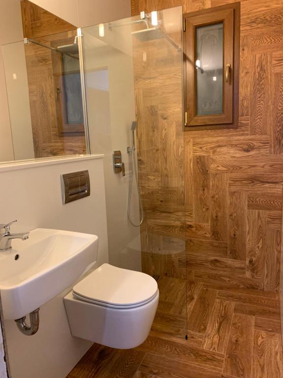 A bathroom at Malibu Apartments