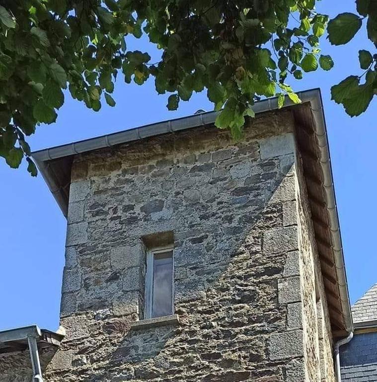 a window on the side of a brick building at Relais De La Tour in Callac