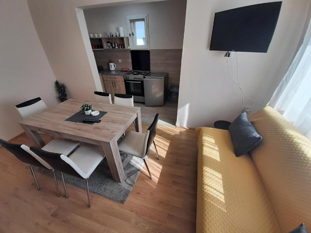 Televiisor ja/või meelelahutuskeskus majutusasutuses Haus Apartman Zaječar M&L
