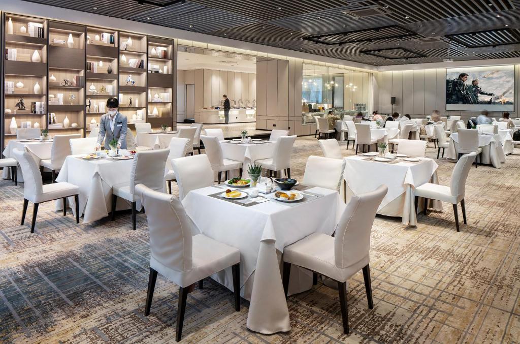 Restaurace v ubytování Mehood Lestie International Hotel Linhexi Guangzhou East Railway Station Branch - Free Shuttle Bus to Canton Fair Complex During Canton Fair Period & Free afternoon tea & Free midnight snack & Free VPN Internet Access