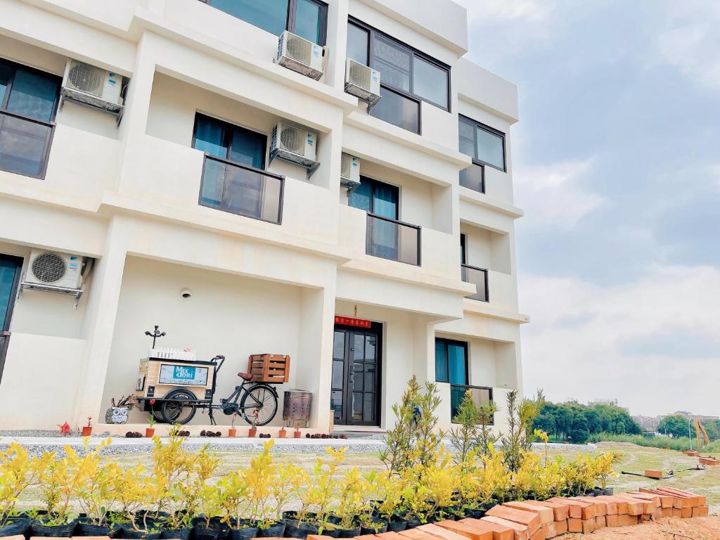 a building with a bike parked outside of it at Meedori Coffee Home Stay in Hou-feng-kang