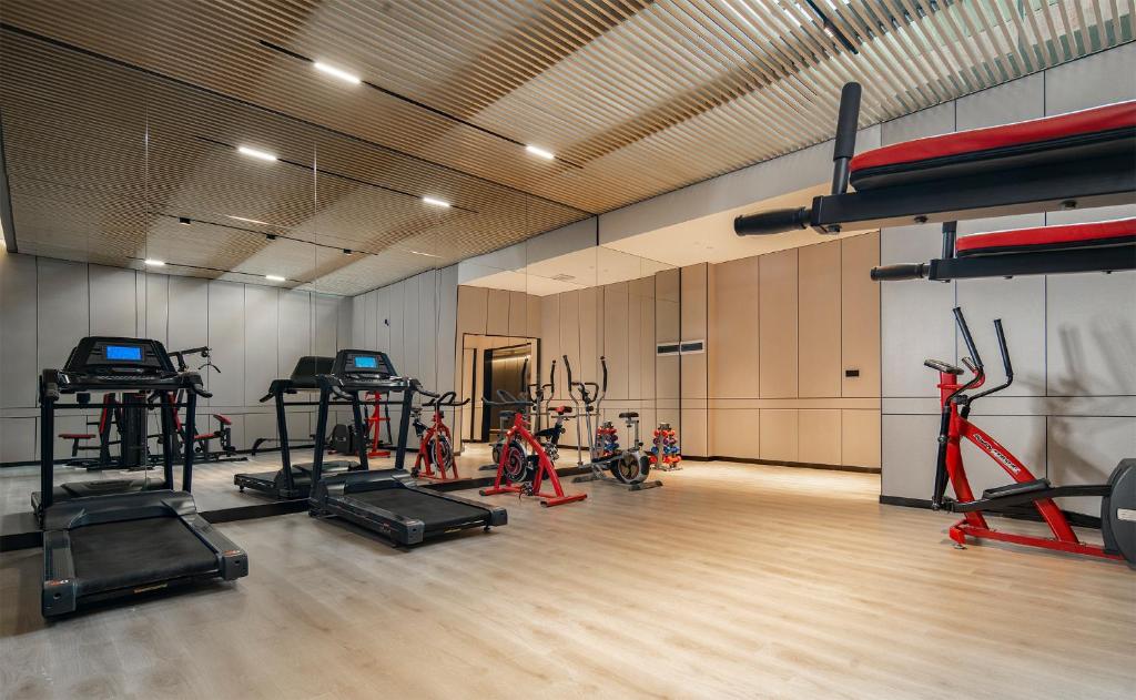 Fitness centrum a/nebo fitness zařízení v ubytování Mehood Lestie International Hotel Linhexi Guangzhou East Railway Station Branch - Free Shuttle Bus to Canton Fair Complex During Canton Fair Period & Free afternoon tea & Free midnight snack & Free VPN Internet Access