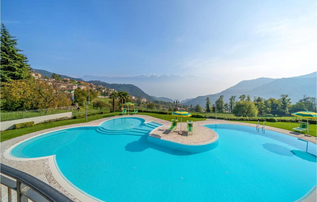 une grande piscine avec des montagnes en arrière-plan dans l'établissement Casa Vacanza Sole, à Tremosine