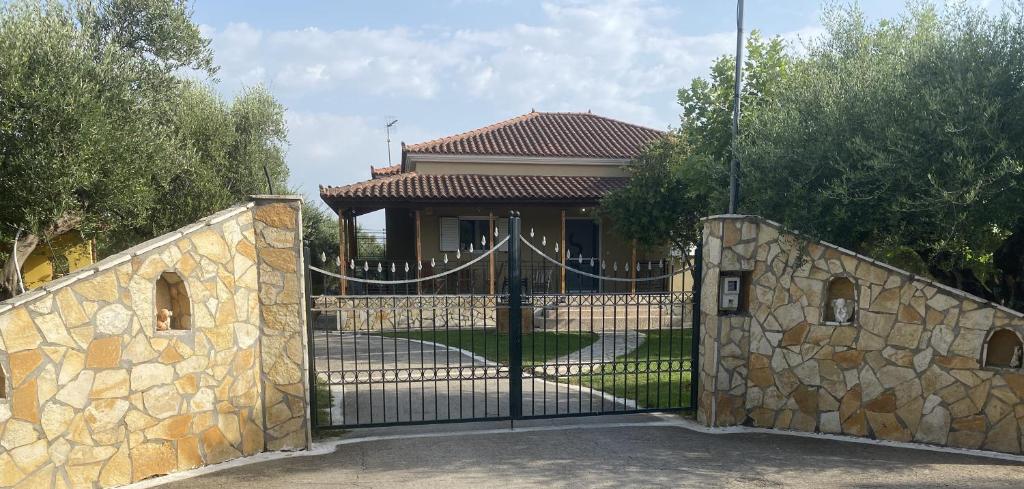 un cancello per una casa con una recinzione in pietra di Vasiliki's House Zacharo , 27054 , Ilias a Zacharo
