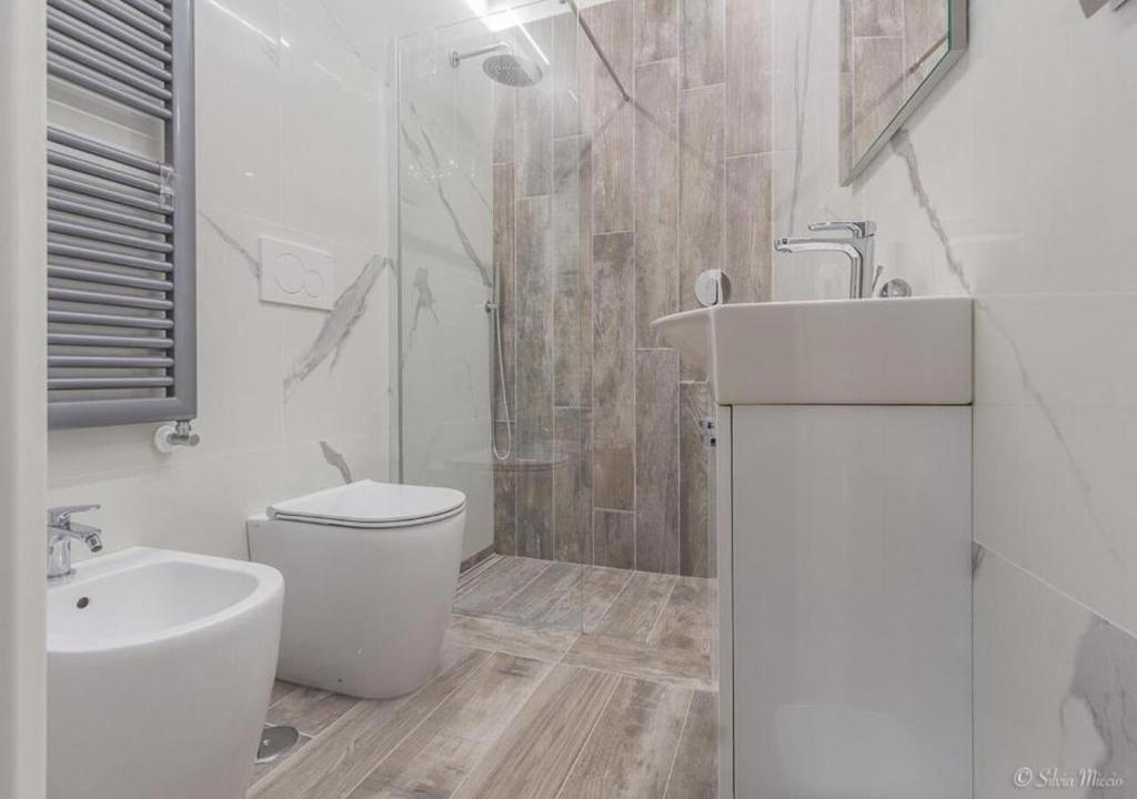 A bathroom at SDL luxury home Al Pavone