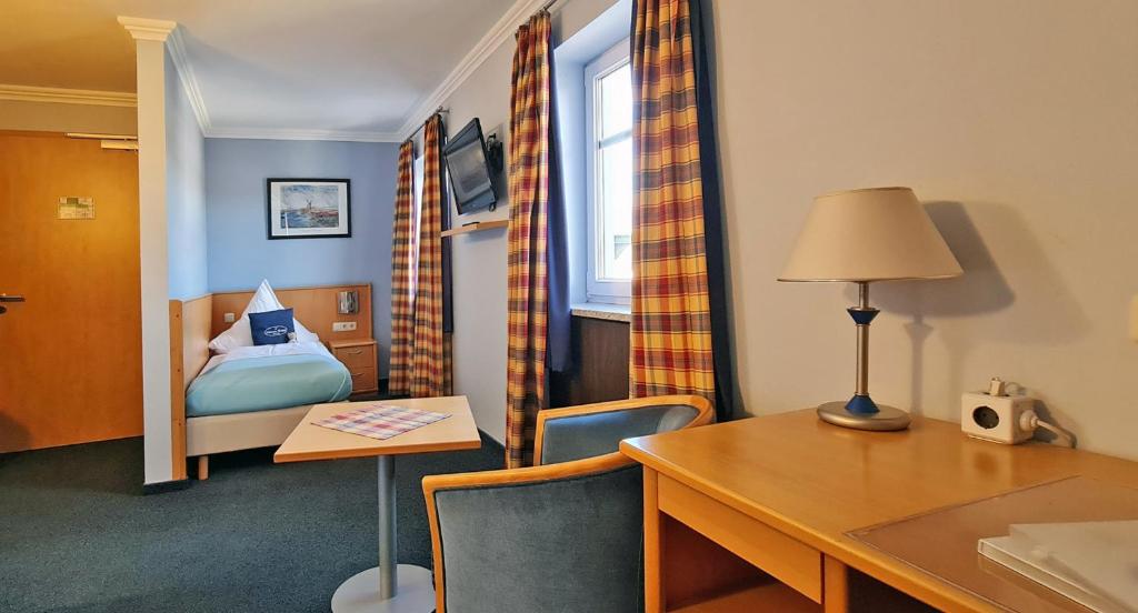 Postel nebo postele na pokoji v ubytování Donau-Hotel