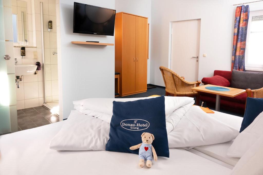 Postel nebo postele na pokoji v ubytování Donau-Hotel