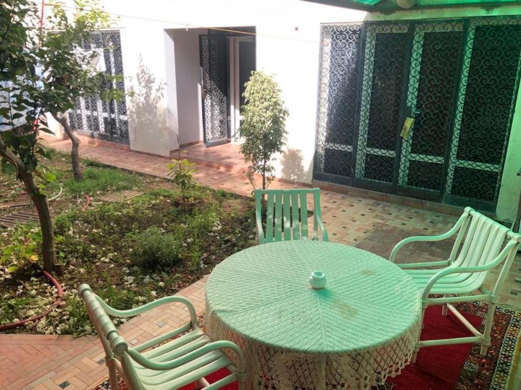 un patio con mesa y 2 sillas en 5 minutes de la plage en Agadir