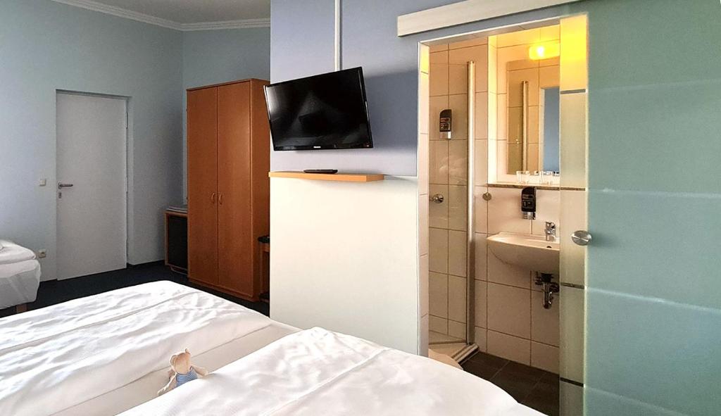 Postel nebo postele na pokoji v ubytování Donau-Hotel
