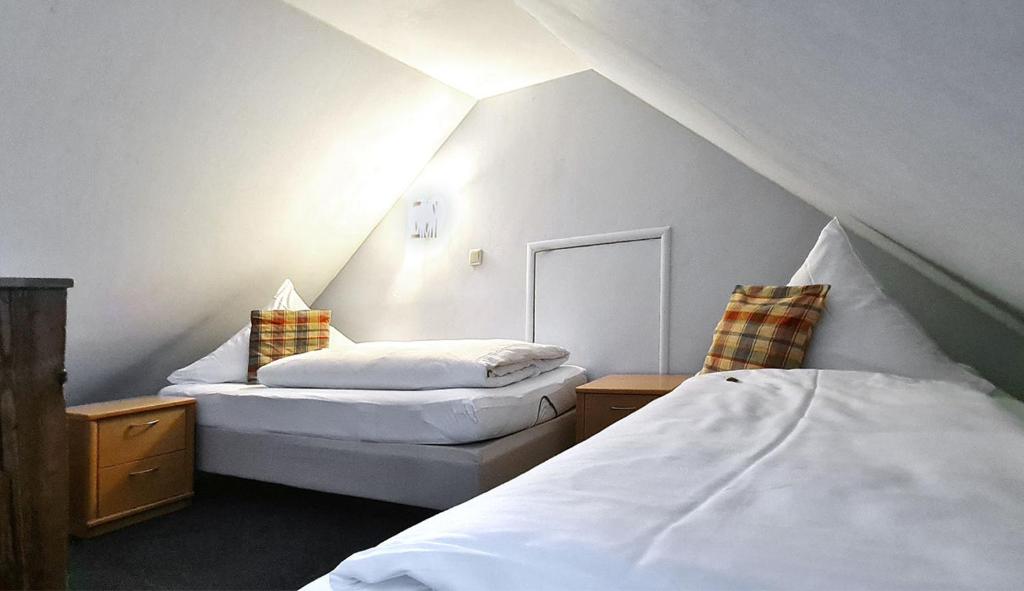 Postel nebo postele na pokoji v ubytování Donau-Hotel
