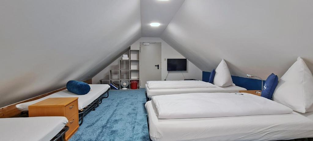Postel nebo postele na pokoji v ubytování Donau-Hotel