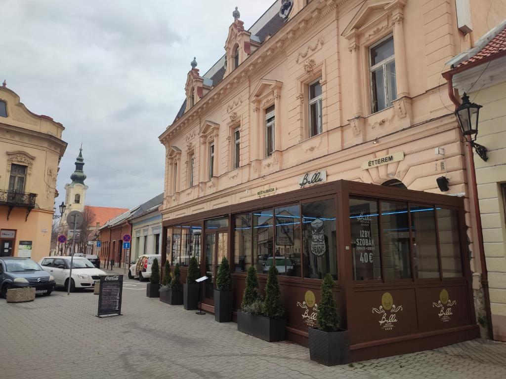 ein Gebäude auf einer Straße mit einem Geschäft in der Unterkunft Bella Penzion in Komárno