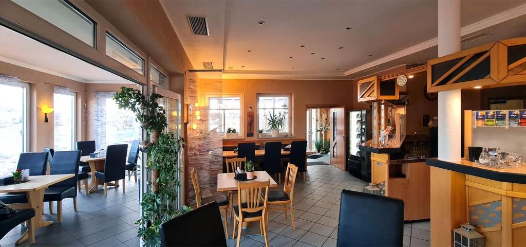 Lounge nebo bar v ubytování Donau-Hotel
