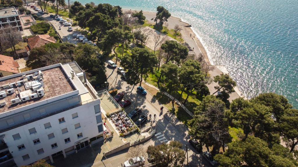 uma vista aérea para uma praia e um edifício branco em Apartment Kolovare by Belmont Realty em Zadar