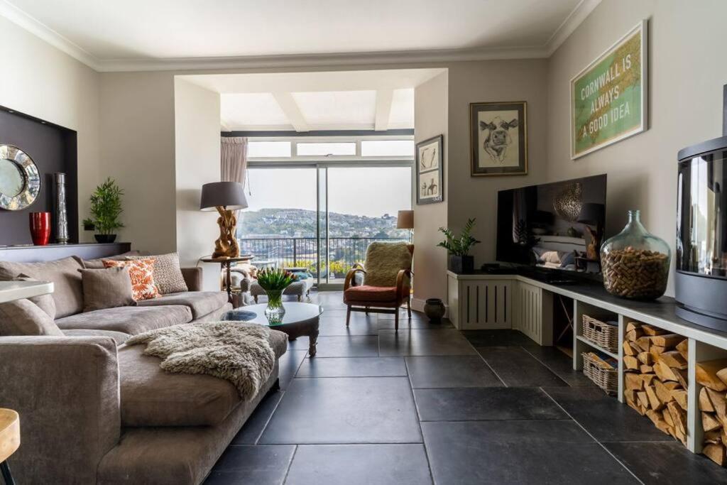 ein Wohnzimmer mit Sofa und Fernseher in der Unterkunft Marners Rock No 3 in Fowey