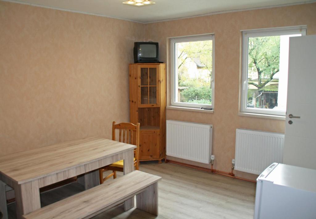 - un salon avec une table et 2 fenêtres dans l'établissement KRW Location, à Lauffen am Neckar