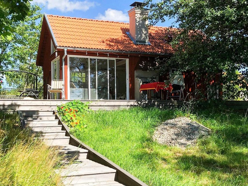 una piccola casa con una scala di fronte di Holiday home Bellö 