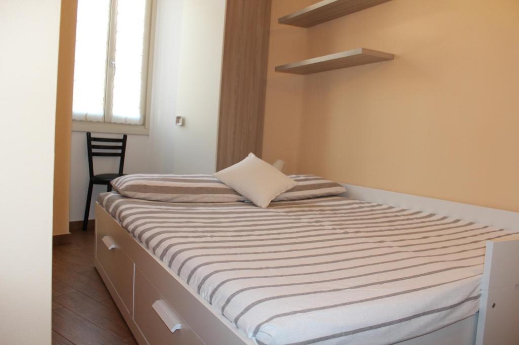 1 Schlafzimmer mit 2 Betten in einem Zimmer in der Unterkunft La Maison di Gabriella e Alfredo in Edolo