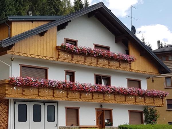 a house with a balcony with flowers on it at Appartamento panoramico 2 in Candide