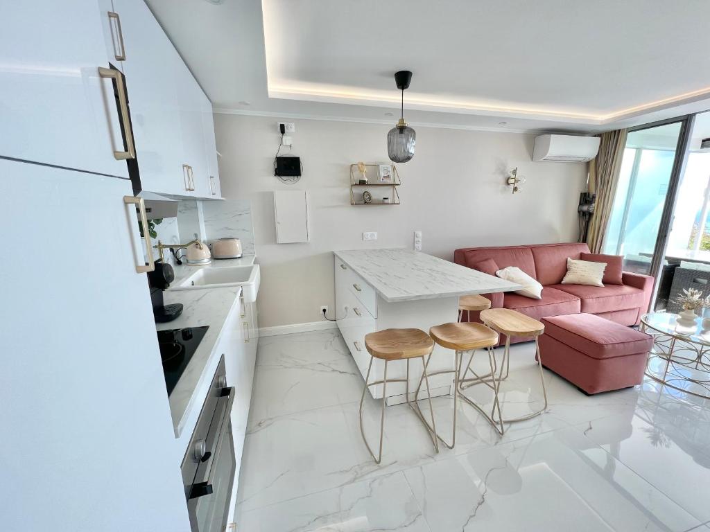 Kuchyň nebo kuchyňský kout v ubytování Luxueux appartement - vue mer - piscine - free parking - Monaco