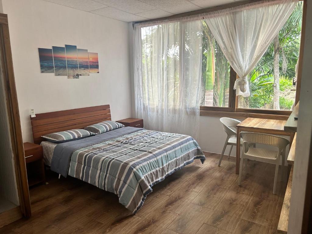 Postel nebo postele na pokoji v ubytování ROOM COLIBRÍ - La Casa de Eros