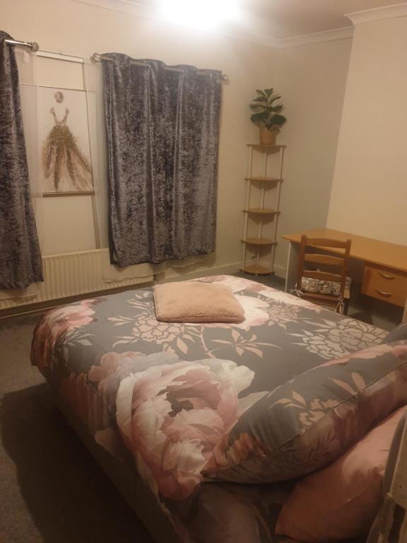 ein Schlafzimmer mit einem großen Bett in einem Zimmer in der Unterkunft Sweet Dreams in Luton